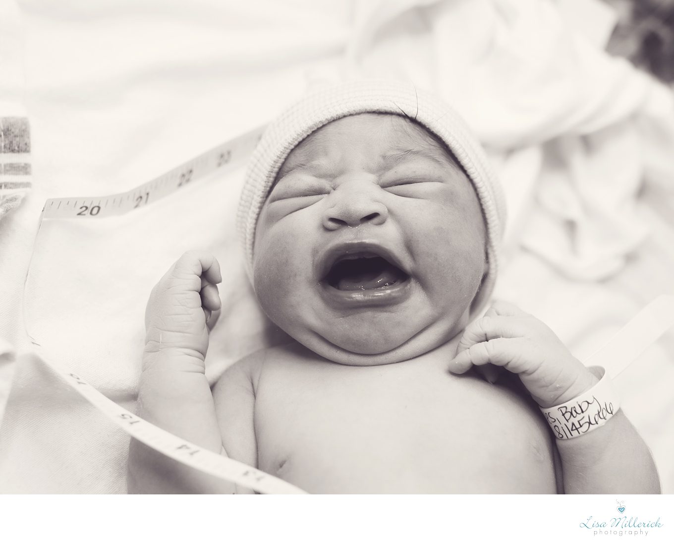 first cry newborn baby girl hospital 